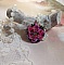  Bague El&eacute;gance mont&eacute;e avec des toupies en Cristal de Swarovski de couleur Fuchsia et Jet avec des facettes en Verre de Boh&egrave;me Noires o&ugrave; les perles s&rsquo;entrelacent avec les rocailles Argent&eacute;es 