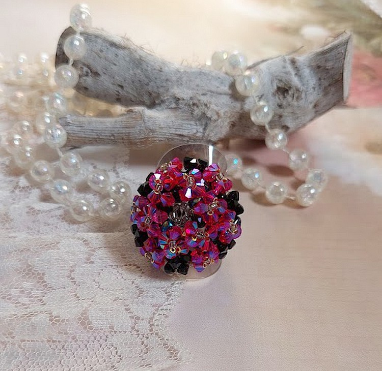  Bague El&eacute;gance mont&eacute;e avec des toupies en Cristal de Swarovski de couleur Fuchsia et Jet avec des facettes en Verre de Boh&egrave;me Noires o&ugrave; les perles s&rsquo;entrelacent avec les rocailles Argent&eacute;es 