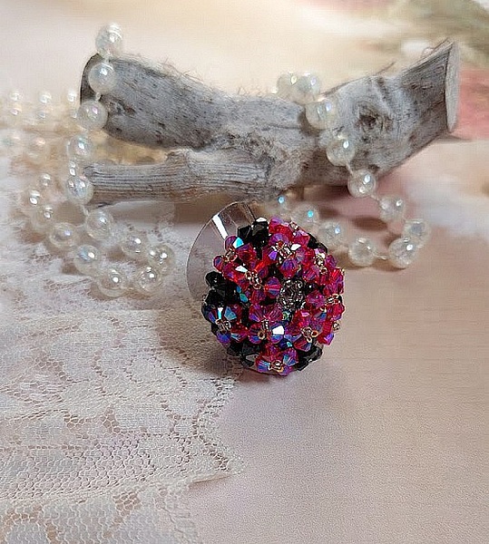  Bague El&eacute;gance mont&eacute;e avec des toupies en Cristal de Swarovski de couleur Fuchsia et Jet avec des facettes en Verre de Boh&egrave;me Noires o&ugrave; les perles s&rsquo;entrelacent avec les rocailles Argent&eacute;es 