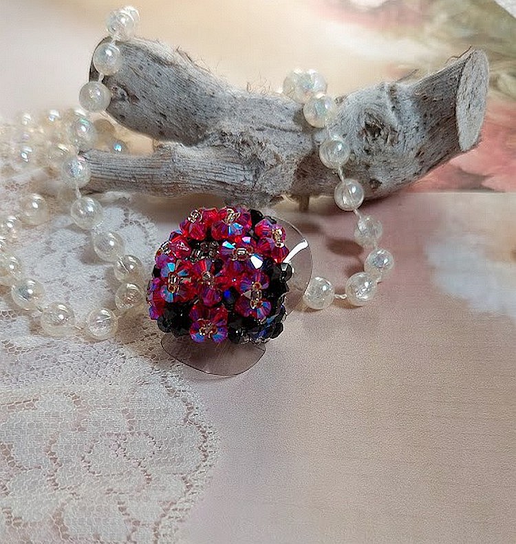  Bague El&eacute;gance mont&eacute;e avec des toupies en Cristal de Swarovski de couleur Fuchsia et Jet avec des facettes en Verre de Boh&egrave;me Noires o&ugrave; les perles s&rsquo;entrelacent avec les rocailles Argent&eacute;es 