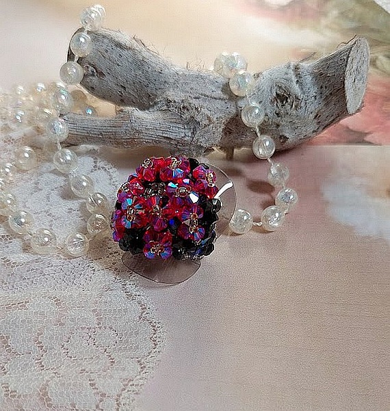  Bague El&eacute;gance mont&eacute;e avec des toupies en Cristal de Swarovski de couleur Fuchsia et Jet avec des facettes en Verre de Boh&egrave;me Noires o&ugrave; les perles s&rsquo;entrelacent avec les rocailles Argent&eacute;es 