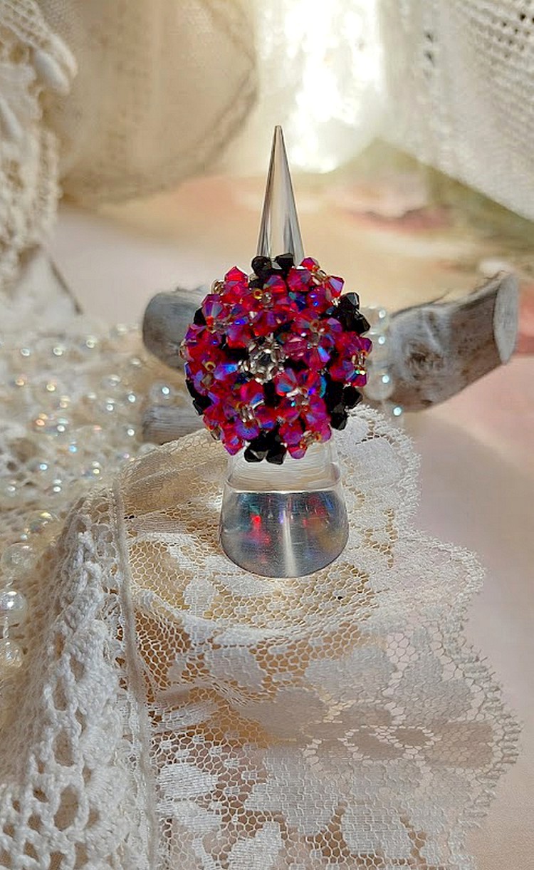  Bague El&eacute;gance mont&eacute;e avec des toupies en Cristal de Swarovski de couleur Fuchsia et Jet avec des facettes en Verre de Boh&egrave;me Noires o&ugrave; les perles s&rsquo;entrelacent avec les rocailles Argent&eacute;es 