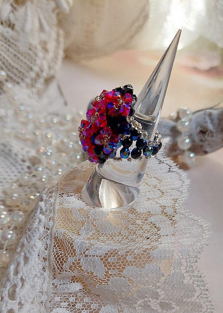  Bague El&eacute;gance mont&eacute;e avec des toupies en Cristal de Swarovski de couleur Fuchsia et Jet avec des facettes en Verre de Boh&egrave;me Noires o&ugrave; les perles s&rsquo;entrelacent avec les rocailles Argent&eacute;es 