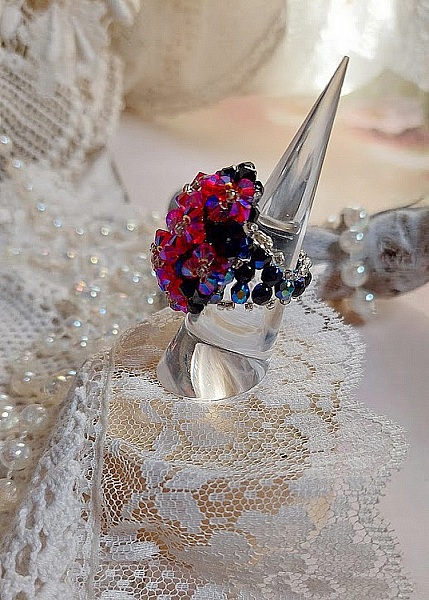  Bague El&eacute;gance mont&eacute;e avec des toupies en Cristal de Swarovski de couleur Fuchsia et Jet avec des facettes en Verre de Boh&egrave;me Noires o&ugrave; les perles s&rsquo;entrelacent avec les rocailles Argent&eacute;es 