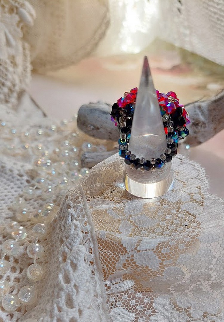  Bague El&eacute;gance mont&eacute;e avec des toupies en Cristal de Swarovski de couleur Fuchsia et Jet avec des facettes en Verre de Boh&egrave;me Noires o&ugrave; les perles s&rsquo;entrelacent avec les rocailles Argent&eacute;es 