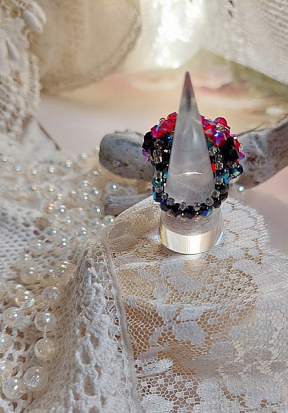  Bague El&eacute;gance mont&eacute;e avec des toupies en Cristal de Swarovski de couleur Fuchsia et Jet avec des facettes en Verre de Boh&egrave;me Noires o&ugrave; les perles s&rsquo;entrelacent avec les rocailles Argent&eacute;es 