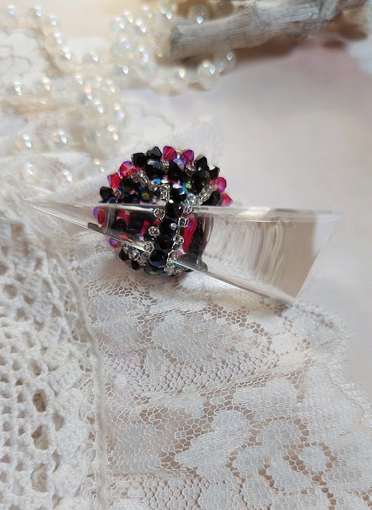  Bague El&eacute;gance mont&eacute;e avec des toupies en Cristal de Swarovski de couleur Fuchsia et Jet avec des facettes en Verre de Boh&egrave;me Noires o&ugrave; les perles s&rsquo;entrelacent avec les rocailles Argent&eacute;es 