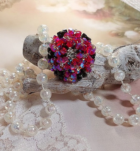  Bague El&eacute;gance mont&eacute;e avec des toupies en Cristal de Swarovski de couleur Fuchsia et Jet avec des facettes en Verre de Boh&egrave;me Noires o&ugrave; les perles s&rsquo;entrelacent avec les rocailles Argent&eacute;es 