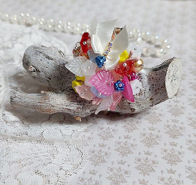 Bague Emeline mont&eacute;e avec fleurs en verre, fleurs et feuilles r&eacute;sine, perles cristal Swarovski et bague filigran&eacute;e