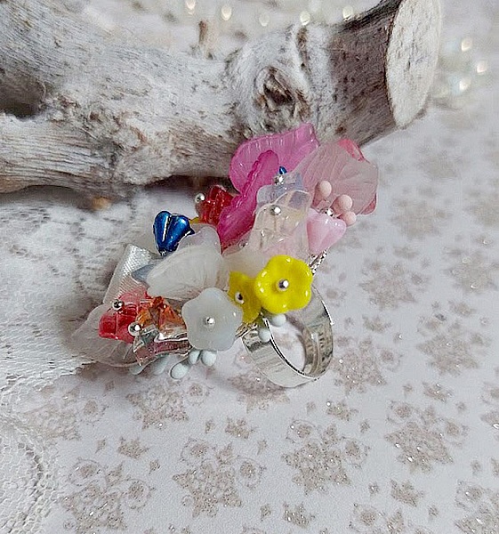 Bague Emeline mont&eacute;e avec fleurs en verre, fleurs et feuilles r&eacute;sine, perles cristal Swarovski et bague filigran&eacute;e