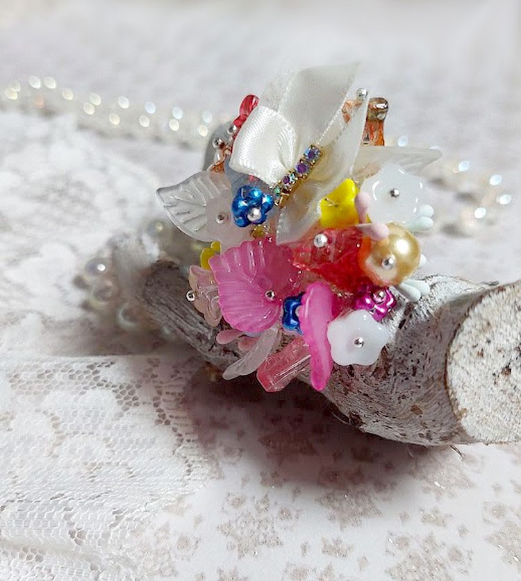 Bague Emeline mont&eacute;e avec fleurs en verre, fleurs et feuilles r&eacute;sine, perles cristal Swarovski et bague filigran&eacute;e