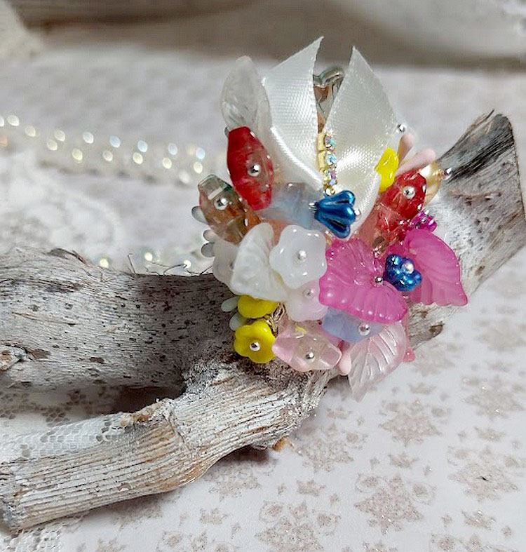 Bague Emeline mont&eacute;e avec fleurs en verre, fleurs et feuilles r&eacute;sine, perles cristal Swarovski et bague filigran&eacute;e