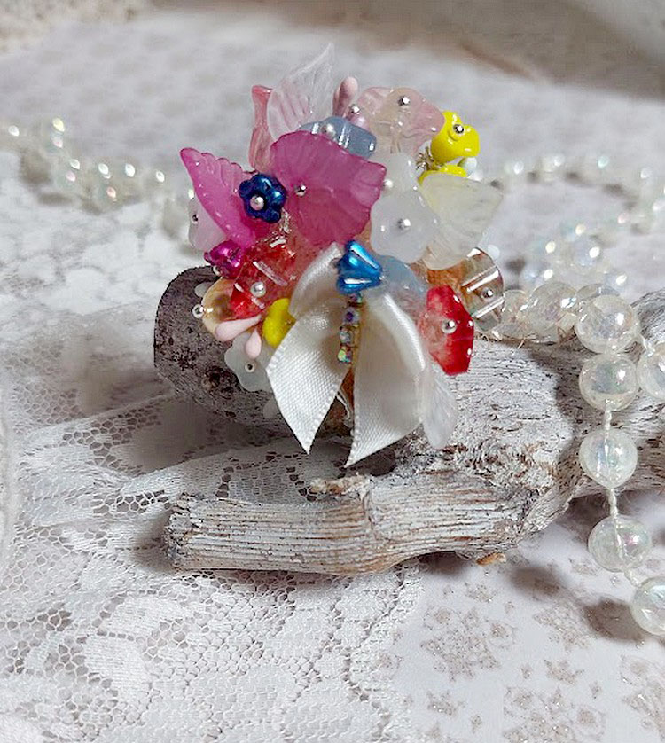 Bague Emeline mont&eacute;e avec fleurs en verre, fleurs et feuilles r&eacute;sine, perles cristal Swarovski et bague filigran&eacute;e