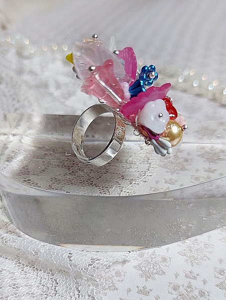 Bague Emeline mont&eacute;e avec fleurs en verre, fleurs et feuilles r&eacute;sine, perles cristal Swarovski et bague filigran&eacute;e