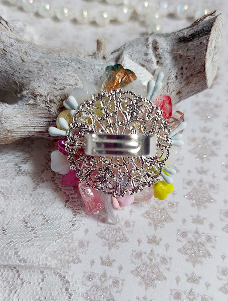 Bague Emeline mont&eacute;e avec fleurs en verre, fleurs et feuilles r&eacute;sine, perles cristal Swarovski et bague filigran&eacute;e