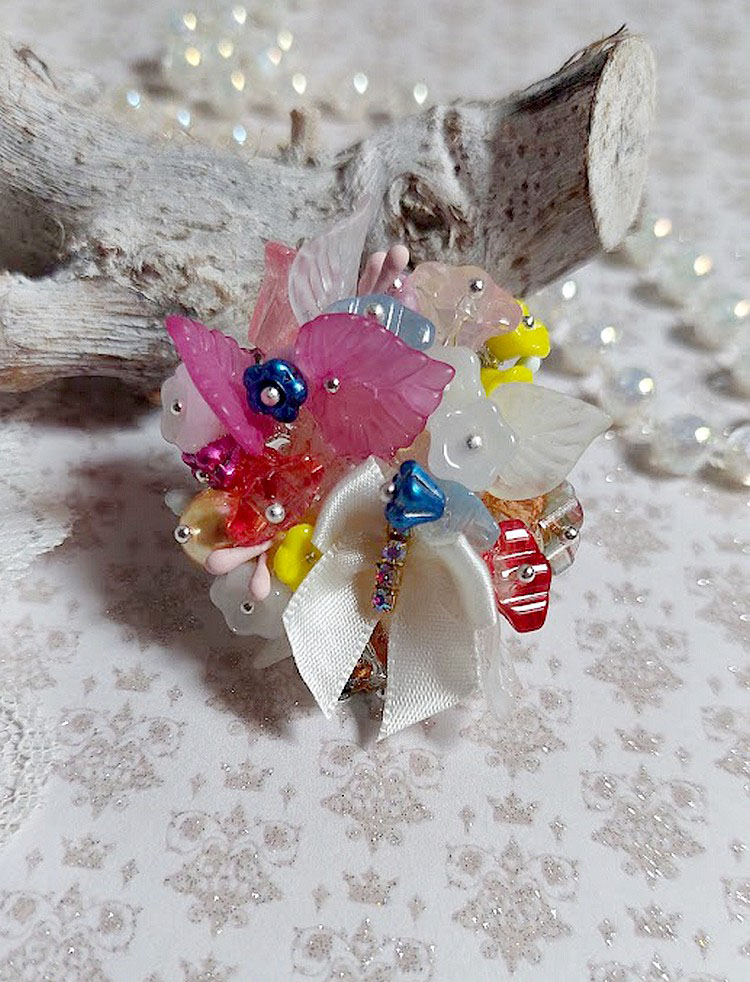 Bague Emeline mont&eacute;e avec fleurs en verre, fleurs et feuilles r&eacute;sine, perles cristal Swarovski et bague filigran&eacute;e
