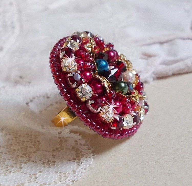 Bague Enchantement d'Automne avec des perles nacr&eacute;es rouges et des cristaux