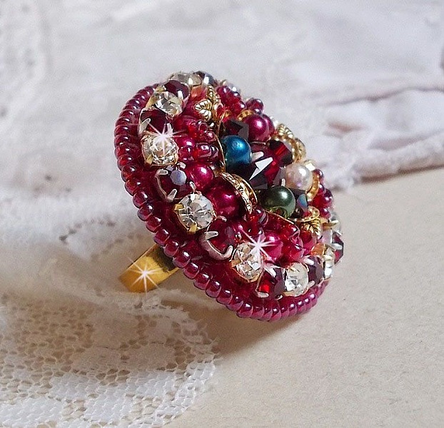 Bague Enchantement d'Automne avec des perles nacr&eacute;es rouges et des cristaux