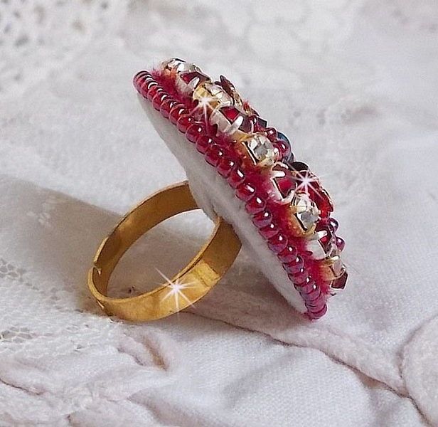Bague Enchantement d'Automne avec des perles nacr&eacute;es rouges et des cristaux