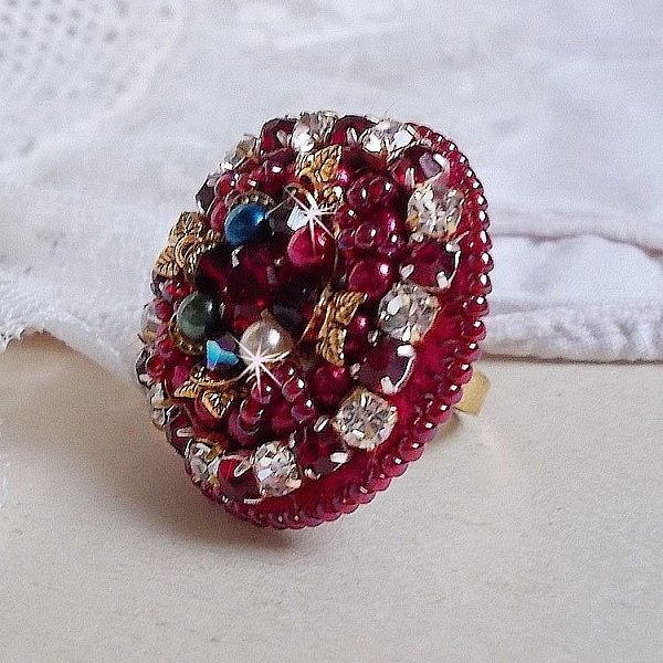 Bague Enchantement d'Automne avec des perles nacr&eacute;es rouges et des cristaux