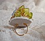 Bague Envol&eacute;e Fleurie brod&eacute;e avec un cabochon ovale Olivine en r&eacute;sine, orn&eacute;e de perles rondes nacr&eacute;es, des rocailles, fleurs Lucites, mini gouttes, chaton en Cristal et perles rondes aplaties.