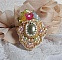 Bague Envol&eacute;e Fleurie brod&eacute;e avec un cabochon ovale Olivine en r&eacute;sine, orn&eacute;e de perles rondes nacr&eacute;es, des rocailles, fleurs Lucites, mini gouttes, chaton en Cristal et perles rondes aplaties.