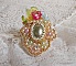 Bague Envol&eacute;e Fleurie brod&eacute;e avec un cabochon ovale Olivine en r&eacute;sine, orn&eacute;e de perles rondes nacr&eacute;es, des rocailles, fleurs Lucites, mini gouttes, chaton en Cristal et perles rondes aplaties.