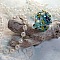 Bague Esp&eacute;rance mont&eacute;e avec toupies Aquamarine AB, Blue Zircon, Capri Blue, Olivine AB, Cristal avec des facettes entrelac&eacute;es avec des rocailles. Elle s&rsquo;adaptera parfaitement &agrave; votre doigt