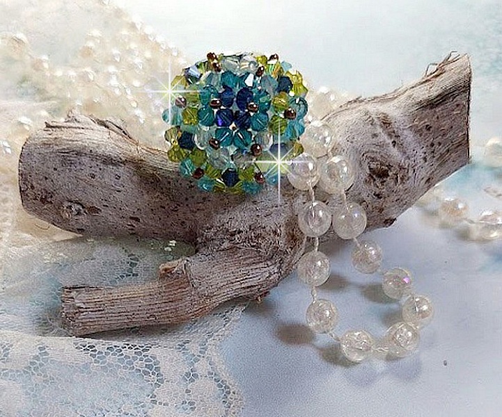 Bague Esp&eacute;rance mont&eacute;e avec toupies Aquamarine AB, Blue Zircon, Capri Blue, Olivine AB, Cristal avec des facettes entrelac&eacute;es avec des rocailles. Elle s&rsquo;adaptera parfaitement &agrave; votre doigt