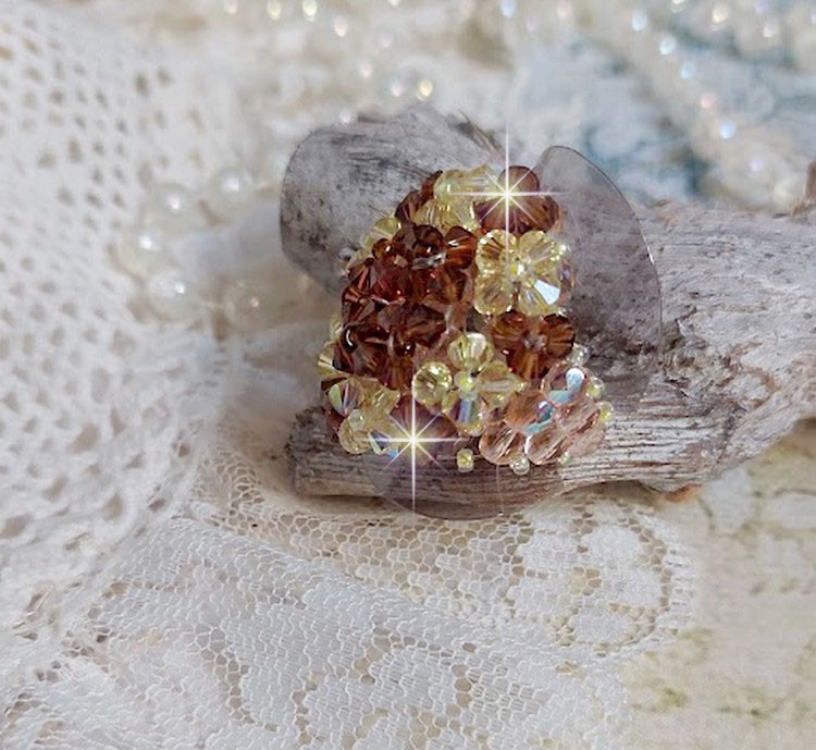 Bague Etoil&eacute;e mont&eacute;e avec des perles cristal de Swarovski, rocailles et facettes verre de boh&egrave;me