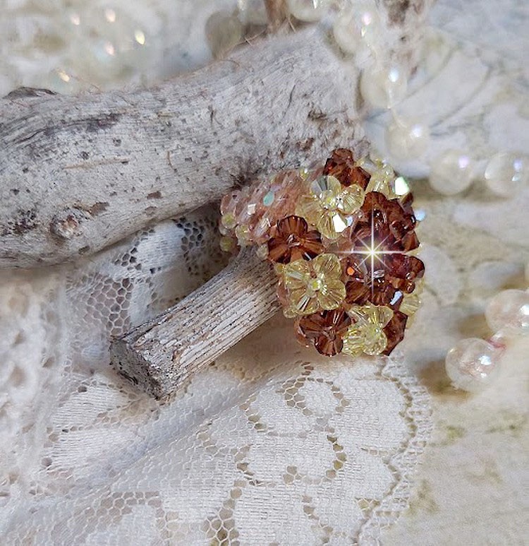 Bague Etoil&eacute;e mont&eacute;e avec des perles cristal de Swarovski, rocailles et facettes verre de boh&egrave;me