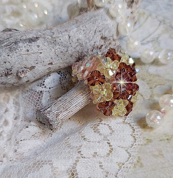 Bague Etoil&eacute;e mont&eacute;e avec des perles cristal de Swarovski, rocailles et facettes verre de boh&egrave;me