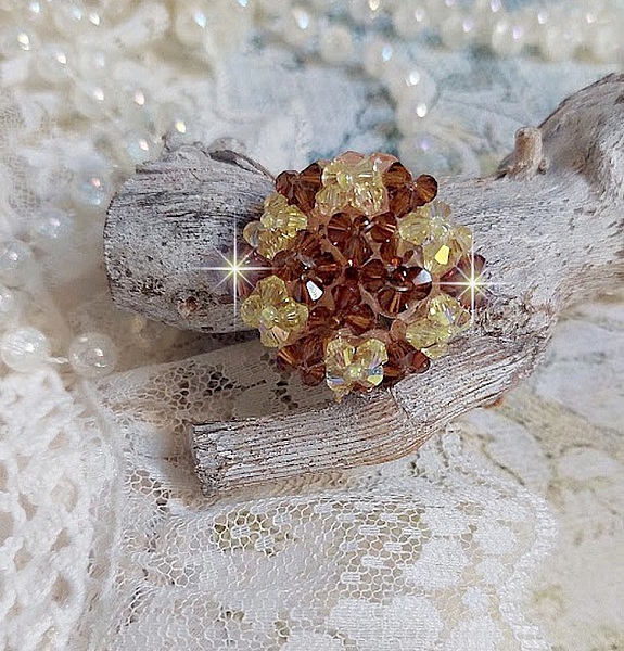 Bague Etoil&eacute;e mont&eacute;e avec des perles cristal de Swarovski, rocailles et facettes verre de boh&egrave;me