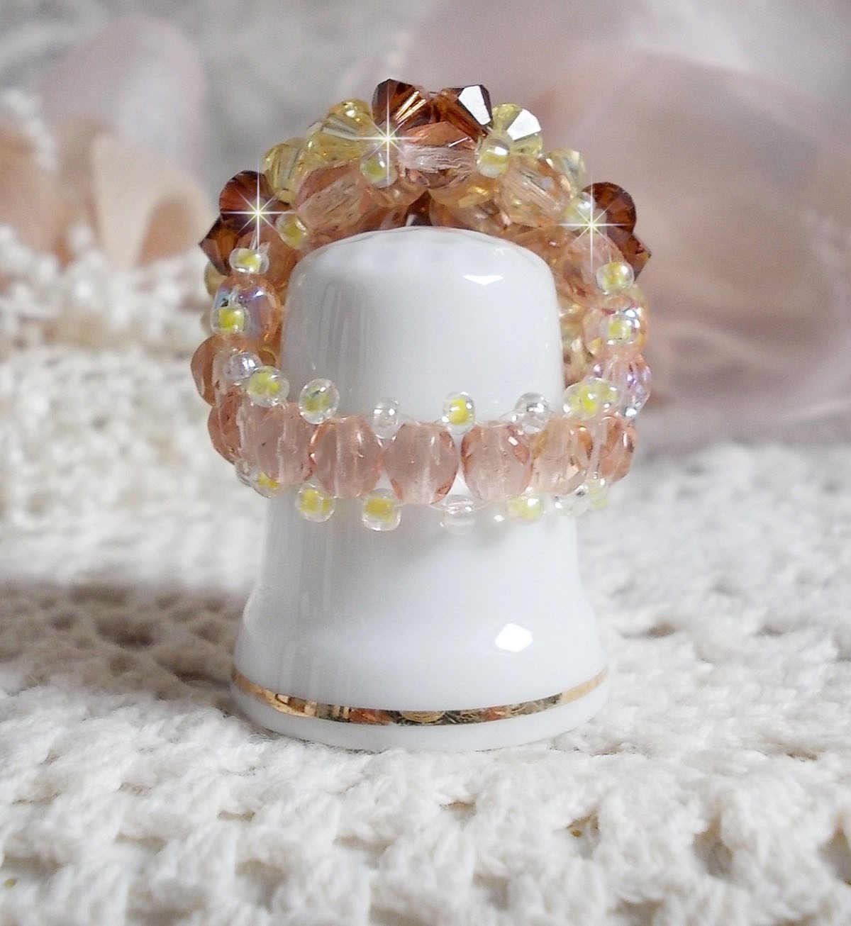 Bague Etoil&eacute;e mont&eacute;e avec des perles cristal de Swarovski, rocailles et facettes verre de boh&egrave;me