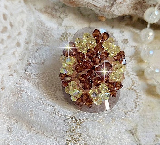 Bague Etoil&eacute;e mont&eacute;e avec des perles cristal de Swarovski, rocailles et facettes verre de boh&egrave;me
