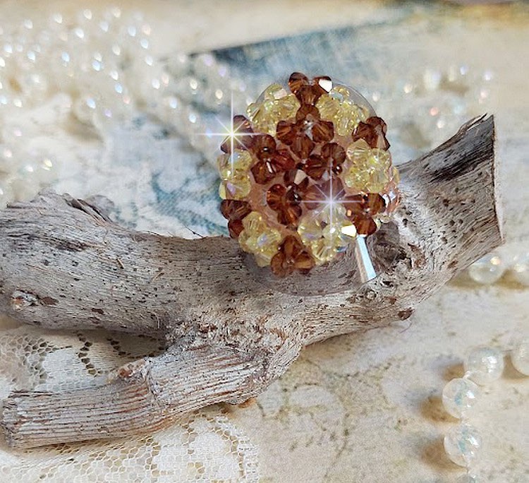 Bague Etoil&eacute;e mont&eacute;e avec des perles cristal de Swarovski, rocailles et facettes verre de boh&egrave;me