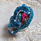 Bague Far West tout en jean brod&eacute;e avec des pierres de Gemme : Le Sodalite et le Jade Jaune &agrave; laquelle s'ajoute un tissu en Jean, un tissu mouchet&eacute; de fleurs avec des chatons en Cristal et des toupies