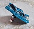 Bague Far West tout en jean brod&eacute;e avec des pierres de Gemme : Le Sodalite et le Jade Jaune &agrave; laquelle s'ajoute un tissu en Jean, un tissu mouchet&eacute; de fleurs avec des chatons en Cristal et des toupies