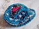 Bague Far West tout en jean brod&eacute;e avec des pierres de Gemme : Le Sodalite et le Jade Jaune &agrave; laquelle s'ajoute un tissu en Jean, un tissu mouchet&eacute; de fleurs avec des chatons en Cristal et des toupies