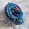 Bague Far West tout en jean brod&eacute;e avec des pierres de Gemme : Le Sodalite et le Jade Jaune &agrave; laquelle s'ajoute un tissu en Jean, un tissu mouchet&eacute; de fleurs avec des chatons en Cristal et des toupies