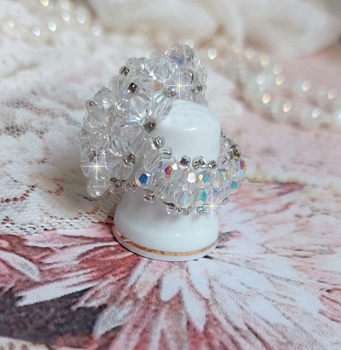  Bague Flocons mont&eacute;e avec des toupies en Cristal de Swarovski et des facettes en Verre de Boh&egrave;me o&ugrave; la couleur Blanche domine. Les perles s&rsquo;entrelacent avec les rocailles Argent&eacute;es comme des flocons 