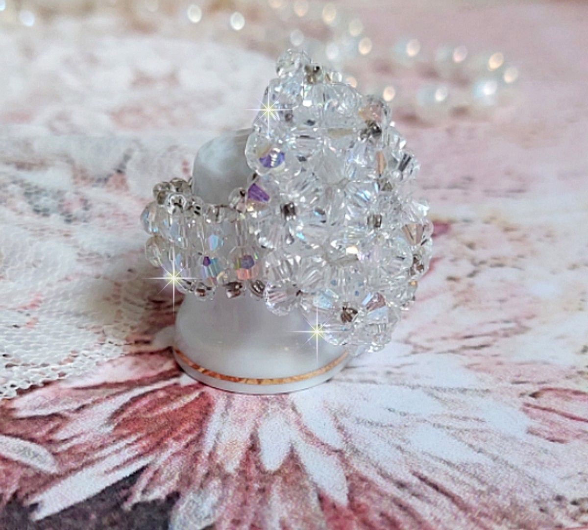  Bague Flocons mont&eacute;e avec des toupies en Cristal de Swarovski et des facettes en Verre de Boh&egrave;me o&ugrave; la couleur Blanche domine. Les perles s&rsquo;entrelacent avec les rocailles Argent&eacute;es comme des flocons 