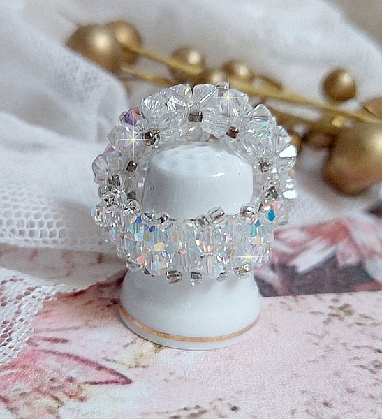  Bague Flocons mont&eacute;e avec des toupies en Cristal de Swarovski et des facettes en Verre de Boh&egrave;me o&ugrave; la couleur Blanche domine. Les perles s&rsquo;entrelacent avec les rocailles Argent&eacute;es comme des flocons 