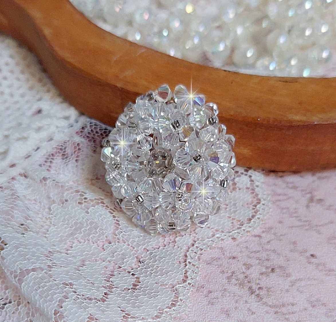  Bague Flocons mont&eacute;e avec des toupies en Cristal de Swarovski et des facettes en Verre de Boh&egrave;me o&ugrave; la couleur Blanche domine. Les perles s&rsquo;entrelacent avec les rocailles Argent&eacute;es comme des flocons 
