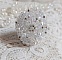  Bague Flocons mont&eacute;e avec des toupies en Cristal de Swarovski et des facettes en Verre de Boh&egrave;me o&ugrave; la couleur Blanche domine. Les perles s&rsquo;entrelacent avec les rocailles Argent&eacute;es comme des flocons 