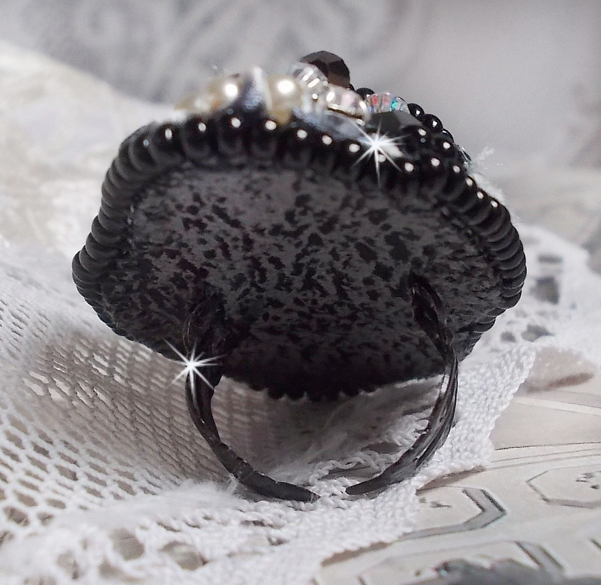 Bague F&eacute;erie Black, une tr&egrave;s grande bague avec des Cristaux et une tr&egrave;s belle soie.
