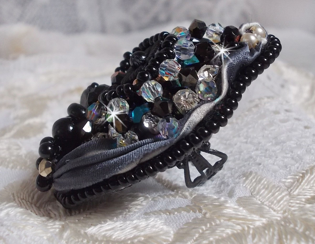 Bague F&eacute;erie Black, une tr&egrave;s grande bague avec des Cristaux et une tr&egrave;s belle soie.