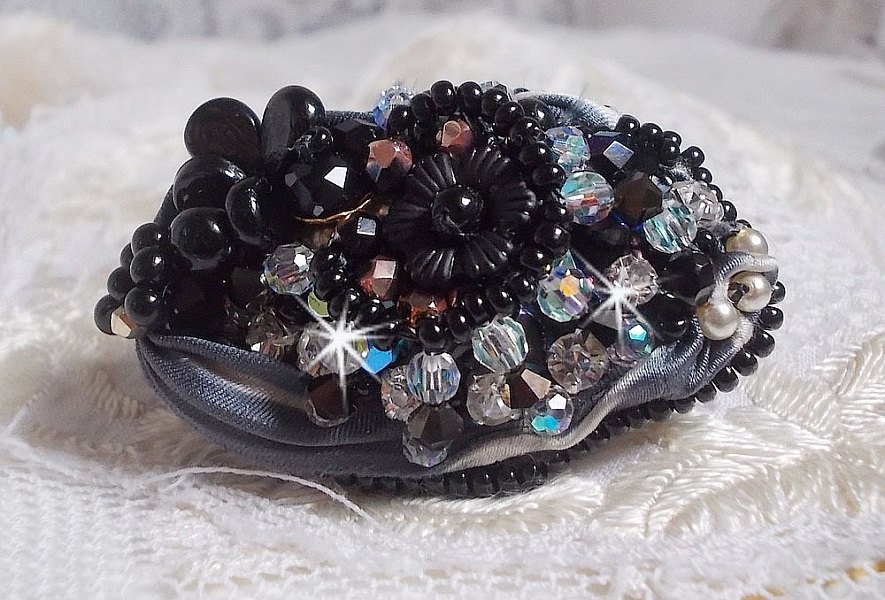 Bague F&eacute;erie Black, une tr&egrave;s grande bague avec des Cristaux et une tr&egrave;s belle soie.