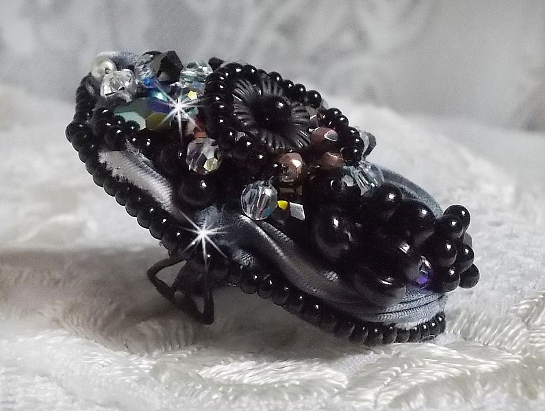 Bague F&eacute;erie Black, une tr&egrave;s grande bague avec des Cristaux et une tr&egrave;s belle soie.