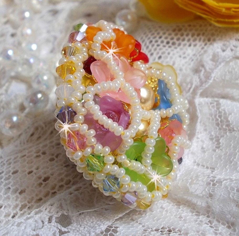 Bague Garden Flowers brod&eacute;e avec des cristaux de Swarovski, des fleurs Lucite et des rocailles